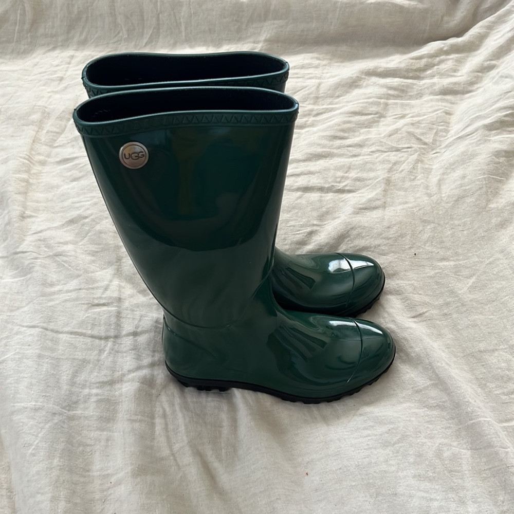 LAST CHANCE TO BUY. UGG Pine Rain Boots
